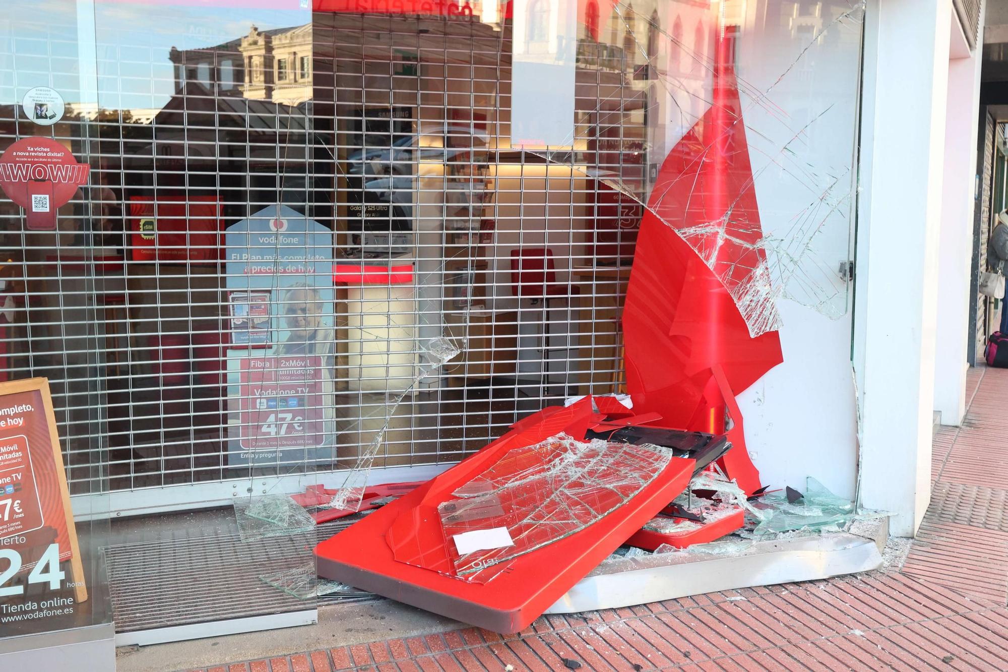 Aparatoso accidente en la plaza de Pontevedra con un coche empotrado en un escaparate