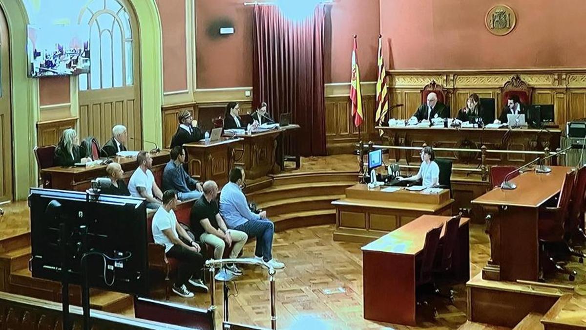 Els sis mossos a la taula d'acusats durant el judici a l'Audiència Provincial de Barcelona