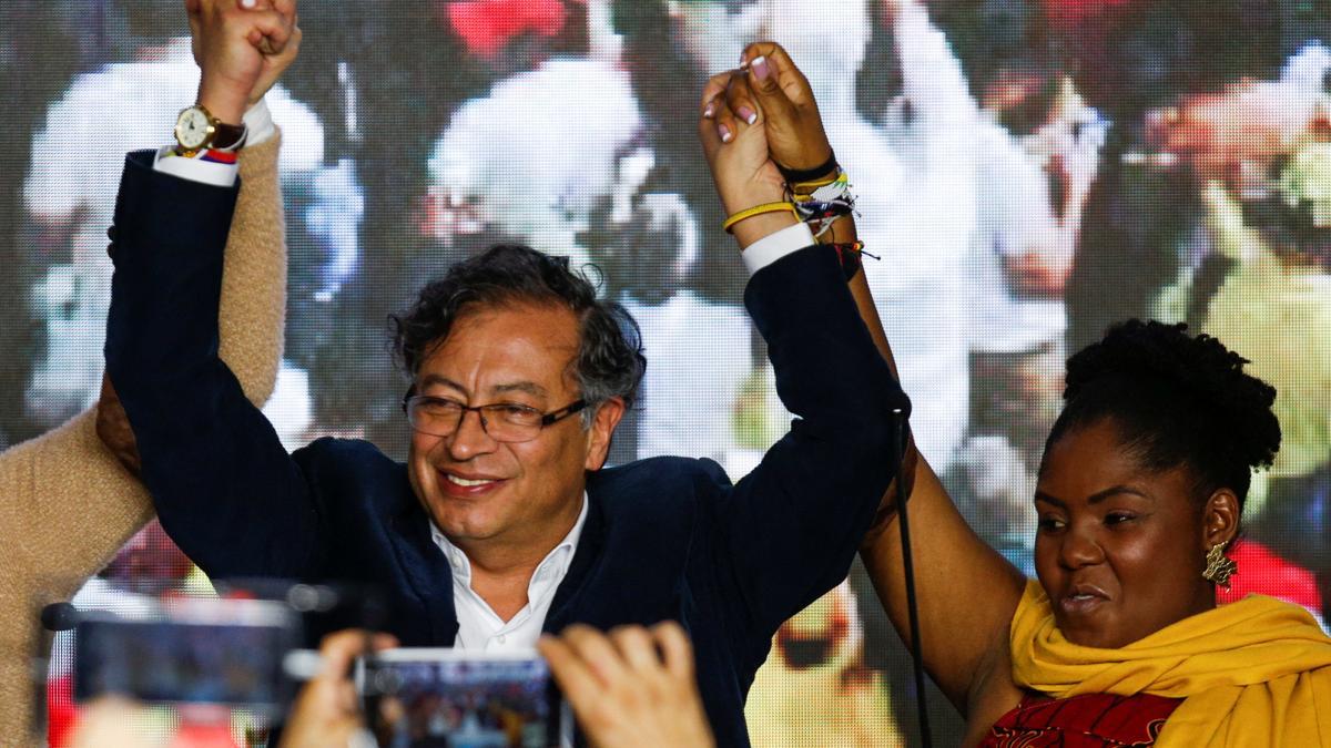 El candidato a la presidencia de Colombia por la Coalición Pacto Histótico, Gustavo Petro, saluda tras votar en un colegio electoral de Bogotá.