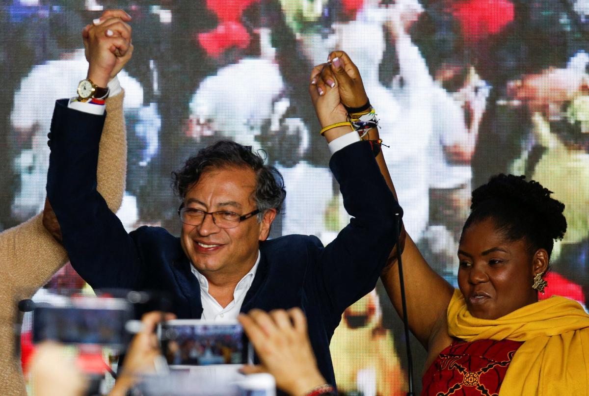 El candidato a la presidencia de Colombia por la Coalición Pacto Histótico, Gustavo Petro, saluda tras votar en un colegio electoral de Bogotá.