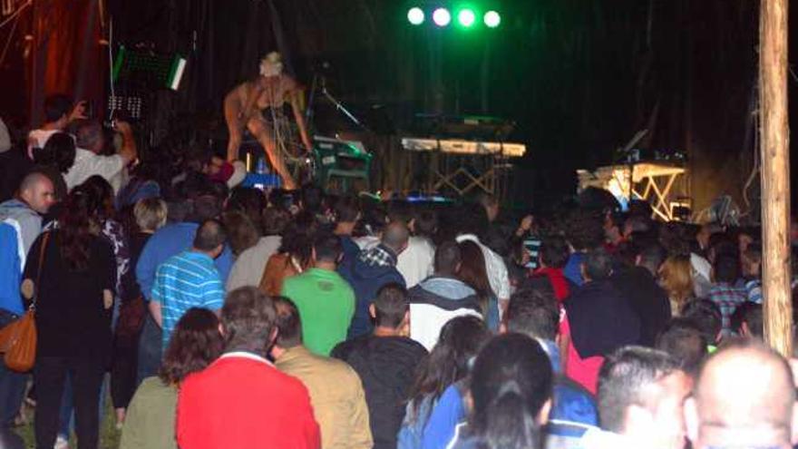 La actriz Sonia Baby, en el escenario, durante su espectáculo erótico del pasado verano en Ambás.