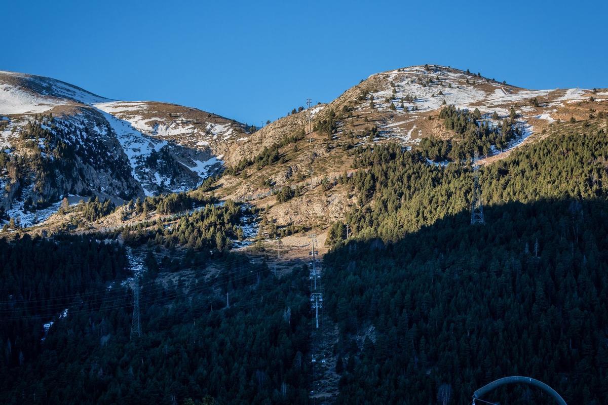 El aumento de las temperaturas significa que la gran mayoría de las estaciones de esquí del mundo ya dependen de la nieve artificial para aumentar la capa de nieve y prolongar la temporada, pero una racha récord de clima templado a fines de diciembre significa que incluso la nieve artificial ya no es posible en algunas áreas como en La Molina