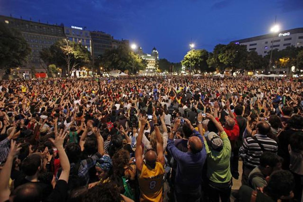 Igual que a Madrid, els integrants del moviment del 15-M han realitzat un ’crit mut’ a les 00:00 hores a la plaça de Catalunya amb motiu del primer aniversari del moviment reivindicatiu.