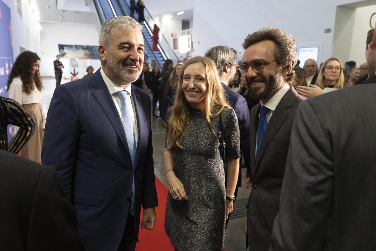 Al alcalde de Barcelona, Jaume Collboni, junto a Usoa Arregui y Aitor Moll, CEO de Prensa Ibérica.