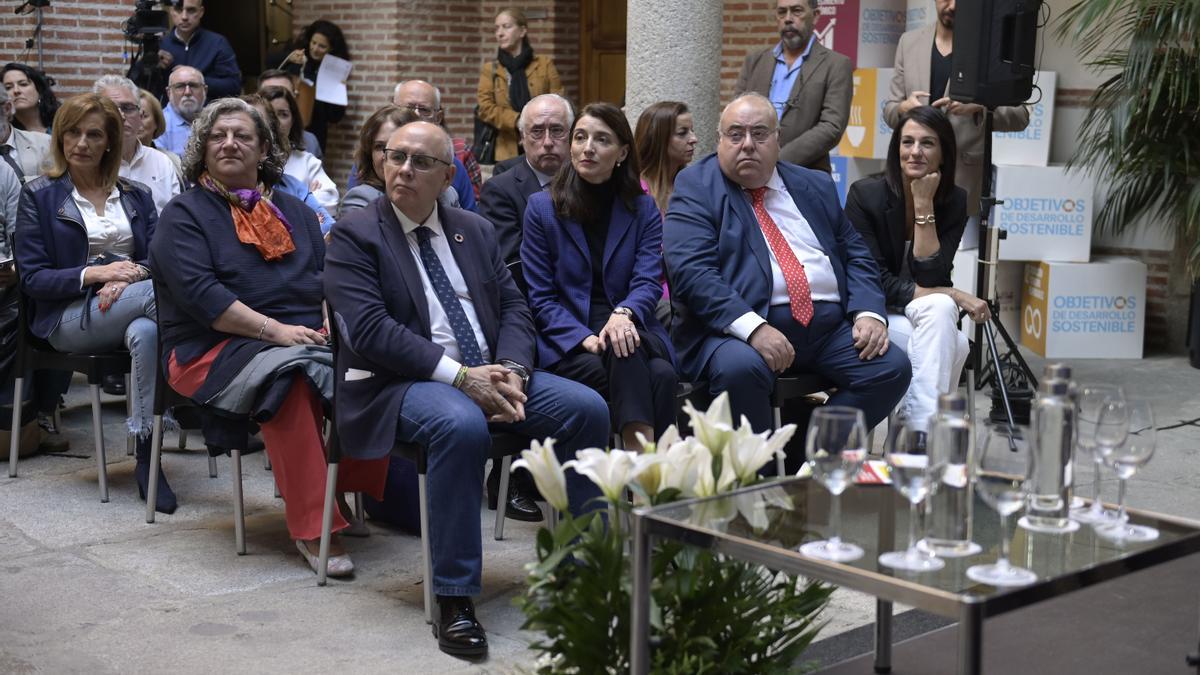 Ana Juan, primera por la derecha, en la presentación del plan piloto de las Oficinas de Justicia