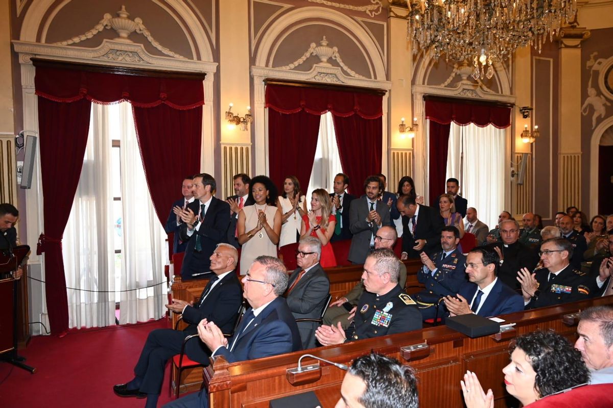 Aplausos a Gragera tras ser elegido alcalde. La bancada popular se levantó para dar una ovación.