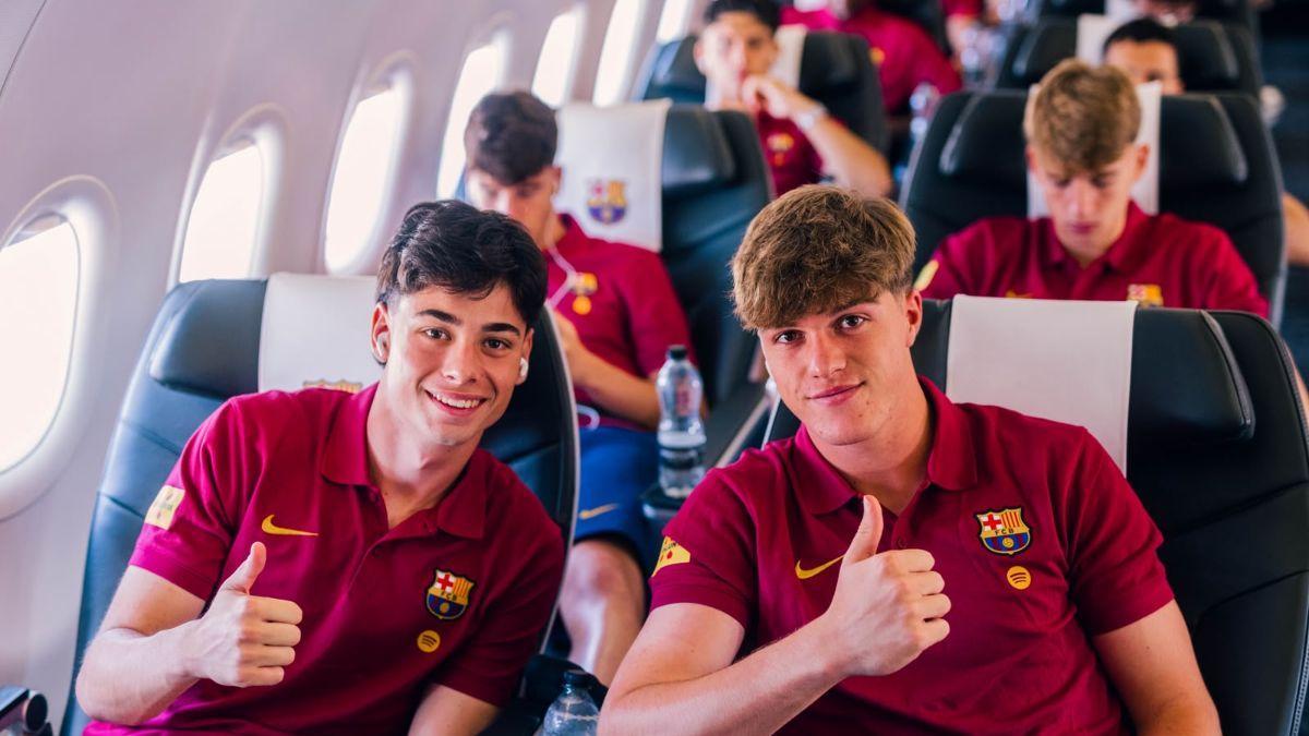 Óscar Gistau e Iker Rodríguez en el avión camino de Inglaterra