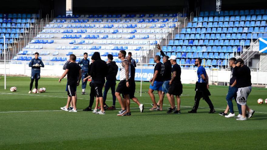 Miembros del Frente Blanquiazul, entrando en el césped el pasado 22 de mayo.