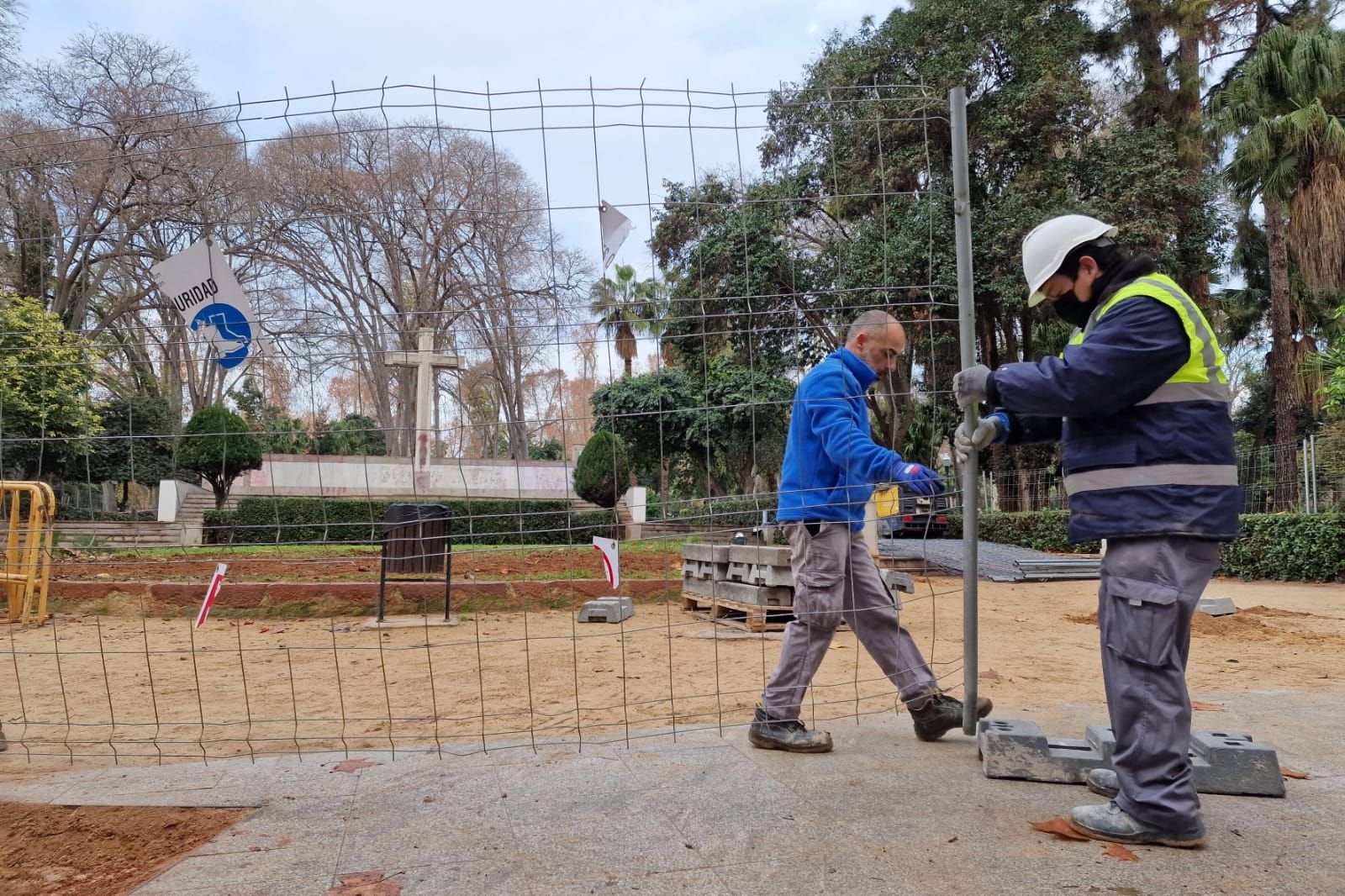 Comienzan los trabajos en el Parque Ribalta para retirar la cruz