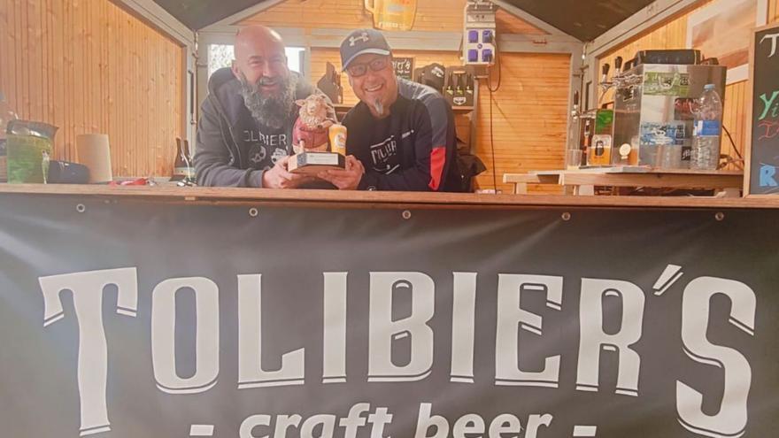 Representantes de la cervecera Tolibier’s, premiados en la votación popular. |