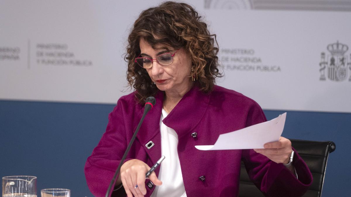 La ministra de Hacienda y Función Pública, María Jesús Montero, comparece ante los medios para presentar un avance de los datos de cierre de recaudación tributaria correspondientes a 2021, en la Sede del Ministerio, a 27 de enero de 2022.