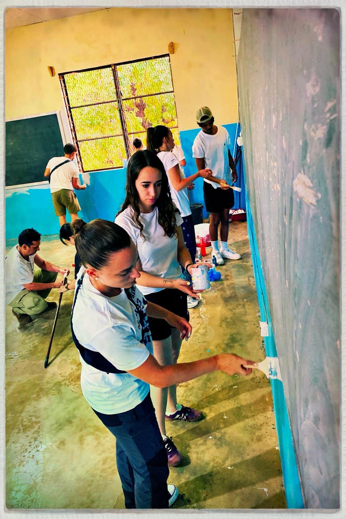 Alumnos del CEU de Elche pintan aulas en Senegal