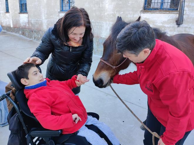 Así son las sesiones de equinoterapia en el colegio Edes, en Tapia.