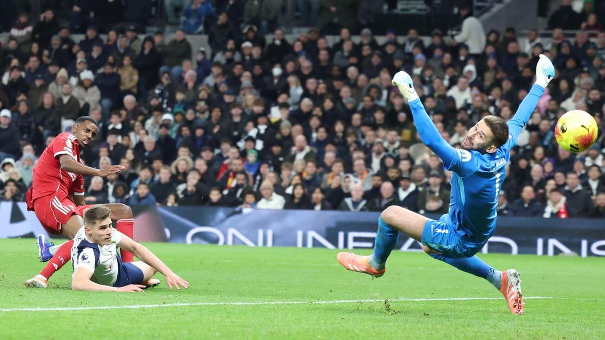 Alexander Isak logra el 0-1 durante el partido de la Premier League entre el Tottenham Hotspur y el Liverpool FC.
