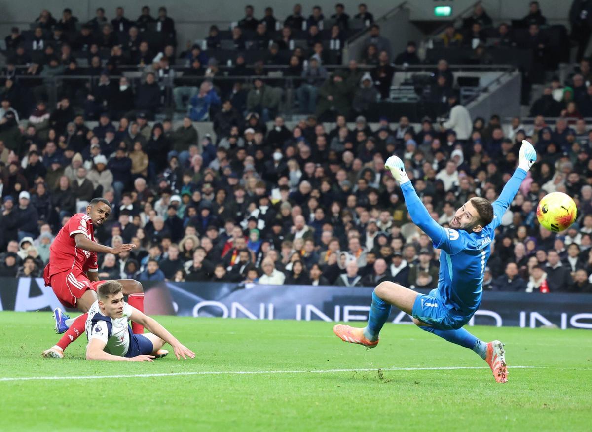 Alexander Isak logra el 0-1 durante el partido de la Premier League entre el Tottenham Hotspur y el Liverpool FC.