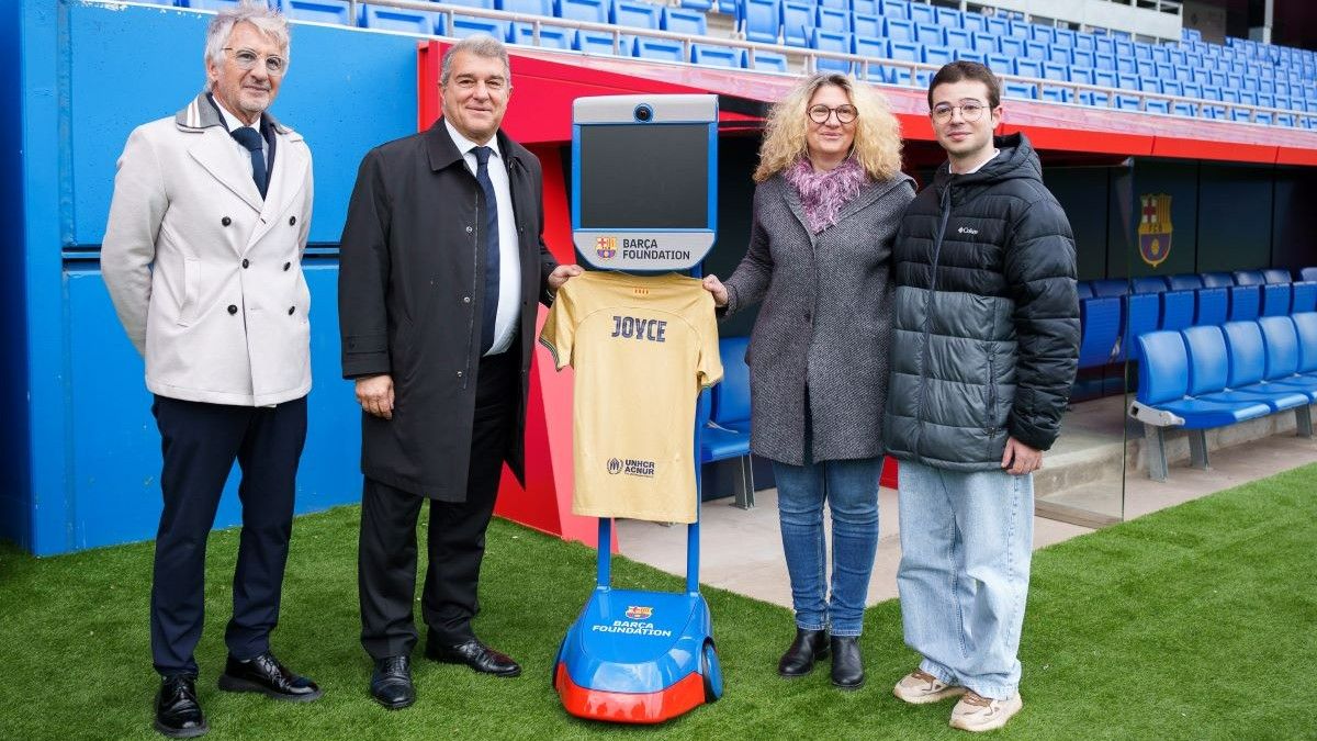 Xavier Puig, Joan Laporta, la madre y el hermano de Joyce junto al robot en el Estadi Johan Cruyff