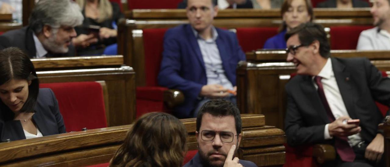 Pere Aragonès, Salvador Illa y Albert Batet, en el hemiciclo del Parlament.