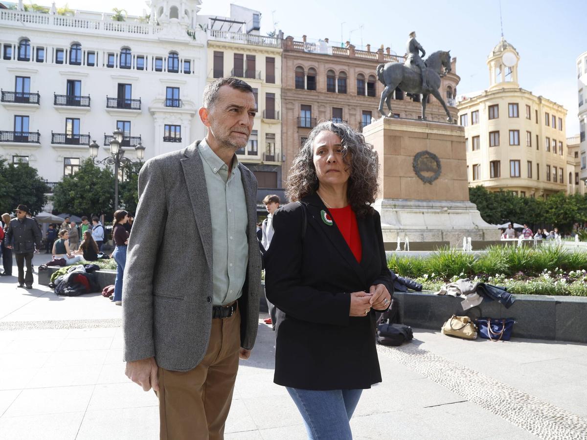 El coordinador federal de Izquierda Unida, Antonio Maíllo, y candidato de la coalición Por Andalucía a la Presidencia de la Junta, junto a Rosa Rodríguez, candidata por Córdoba.