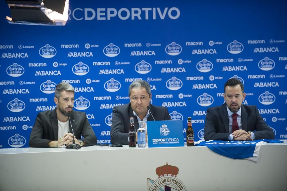 Luisinho comparece junto a su representante, Jorge Teixeira, y el presidente del Deportivo, Tino Fernández, para informar de su continuidad en el equipo blanquiazul hasta 2020.