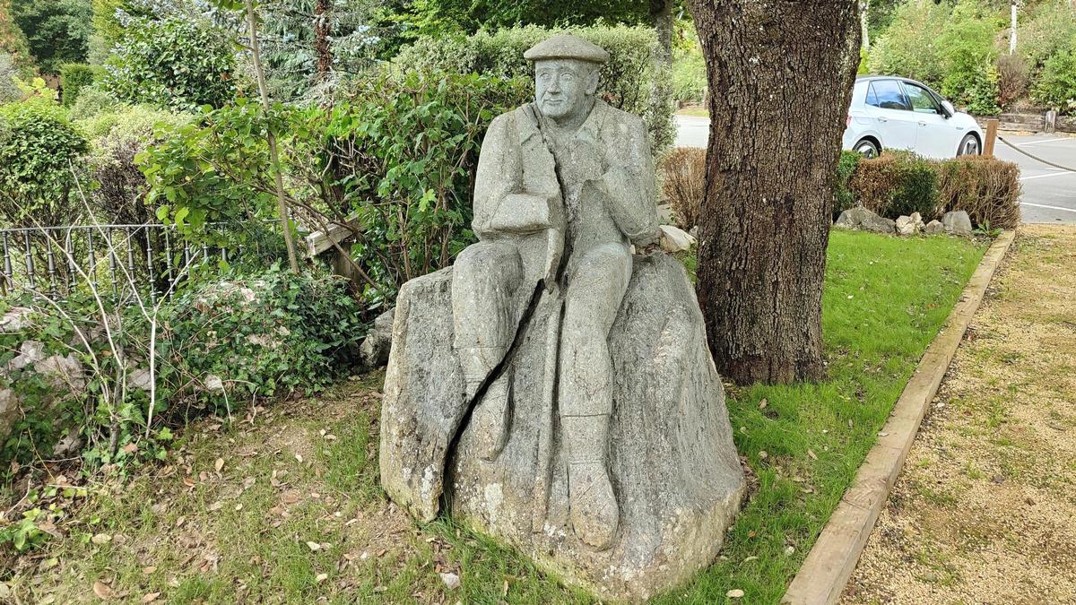 La estatua del aizkolari Julián Larrea partida por un rayo en el restaurante Garena.