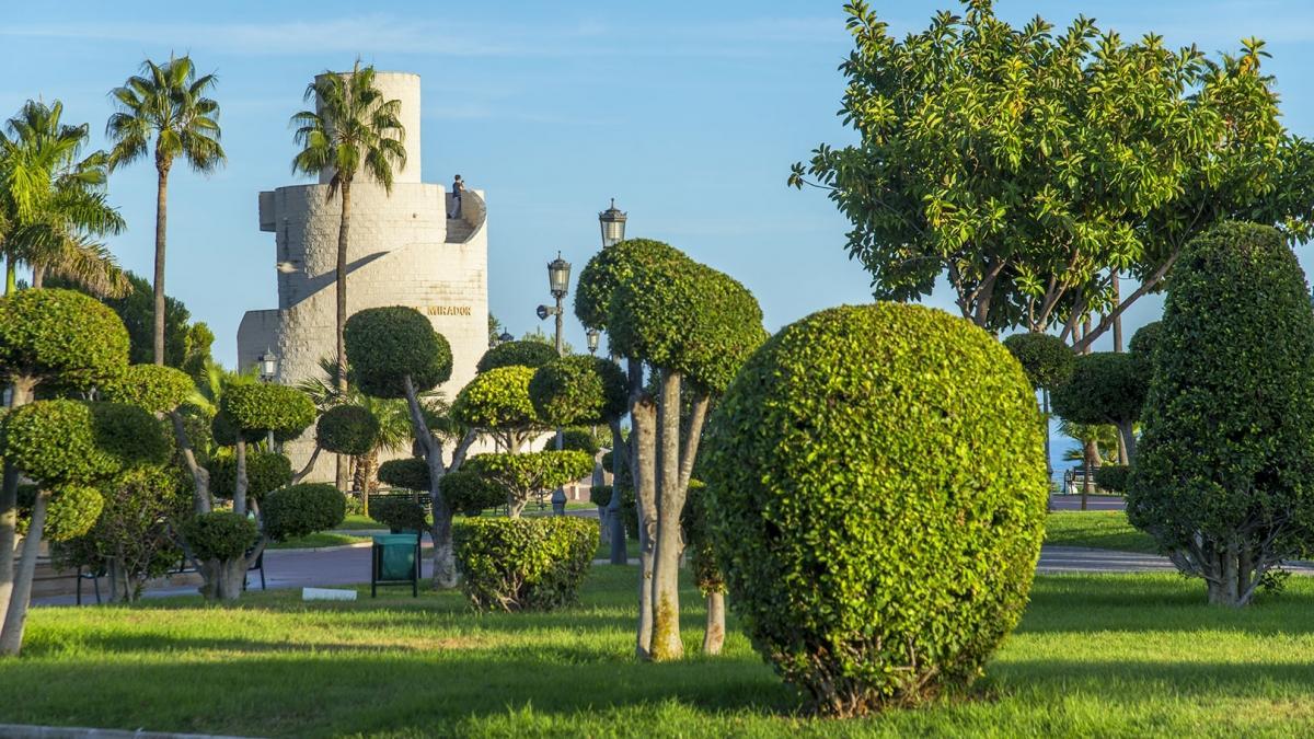 Parque de la Batería, uno de los más bonitos de Málaga, con fuentes, torreones, juegos y su propia casa del 'Ratoncito Pérez'