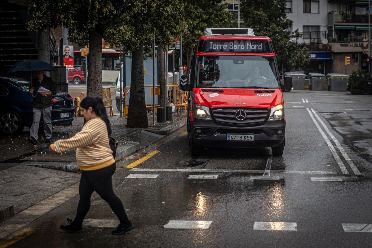 Un bus de barrio en Torre Baró, en Barcelona.