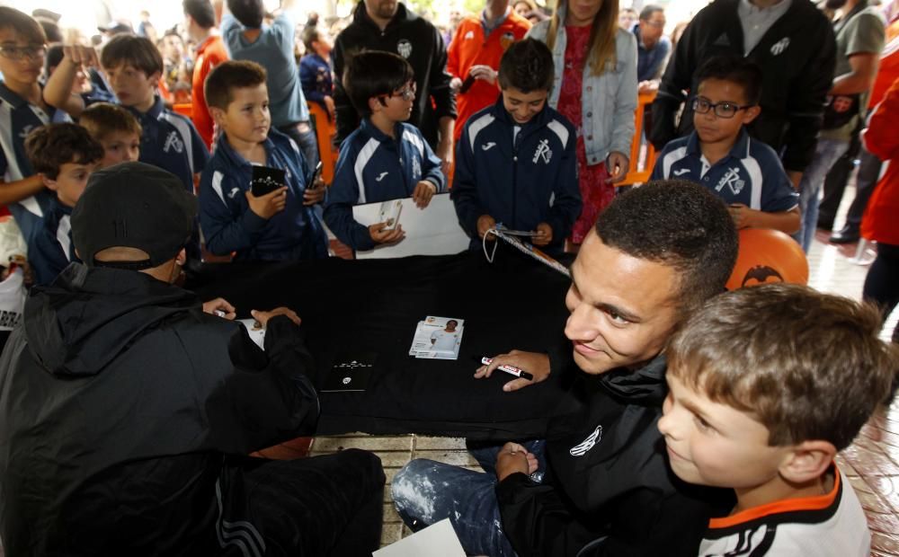 Zaza y Rodrigo con los aficionados en Requena