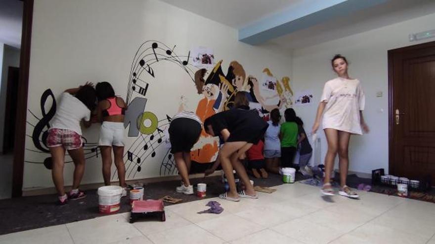 Los jóvenes pintando en una pared de la Casa da Mocidade. | FDV