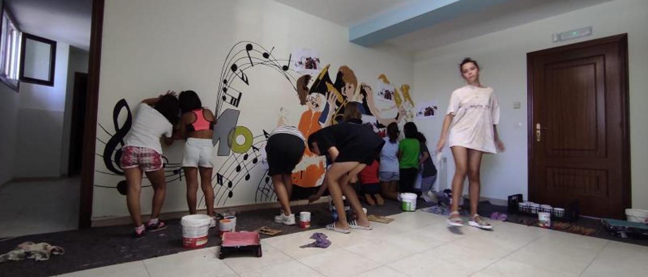Los jóvenes pintando en una pared de la Casa da Mocidade. | FDV