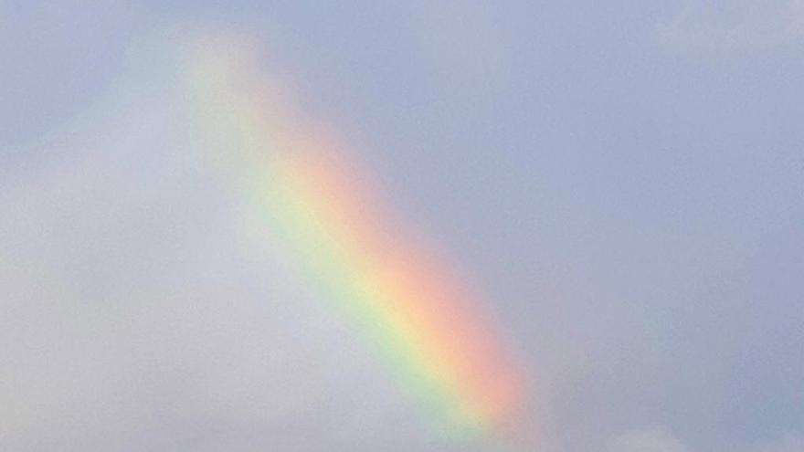 Un arco iris se deja ver entre las nubes sobre Vigo. // M. G. Brea