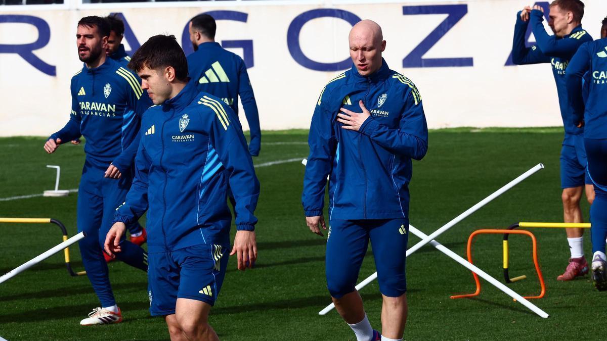 Valery, detrás de Aguirregabiria en el entrenamiento