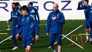 Valery, detrás de Aguirregabiria en el entrenamiento