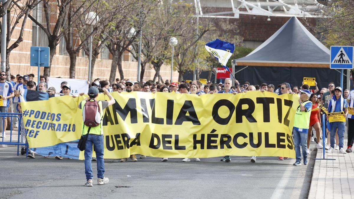 Protestas dentro y fuera del estadio del Rico Pérez