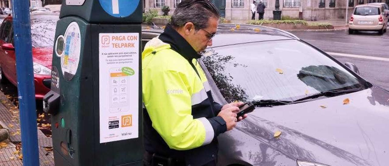 Un controlador de la zona azul, en la calle Arenal. // Marta G. Brea