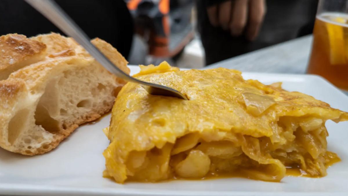 La desorbitada factura por un pincho de tortilla que indigna a España