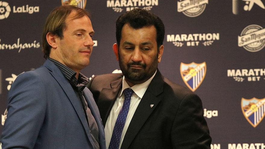 Francesc Arnau, director deportivo del Málaga CF, junto a Abdullah Bin Nasser Al-Thani, presidente del club, se cruzan en la sala de prensa de La Rosaleda.
