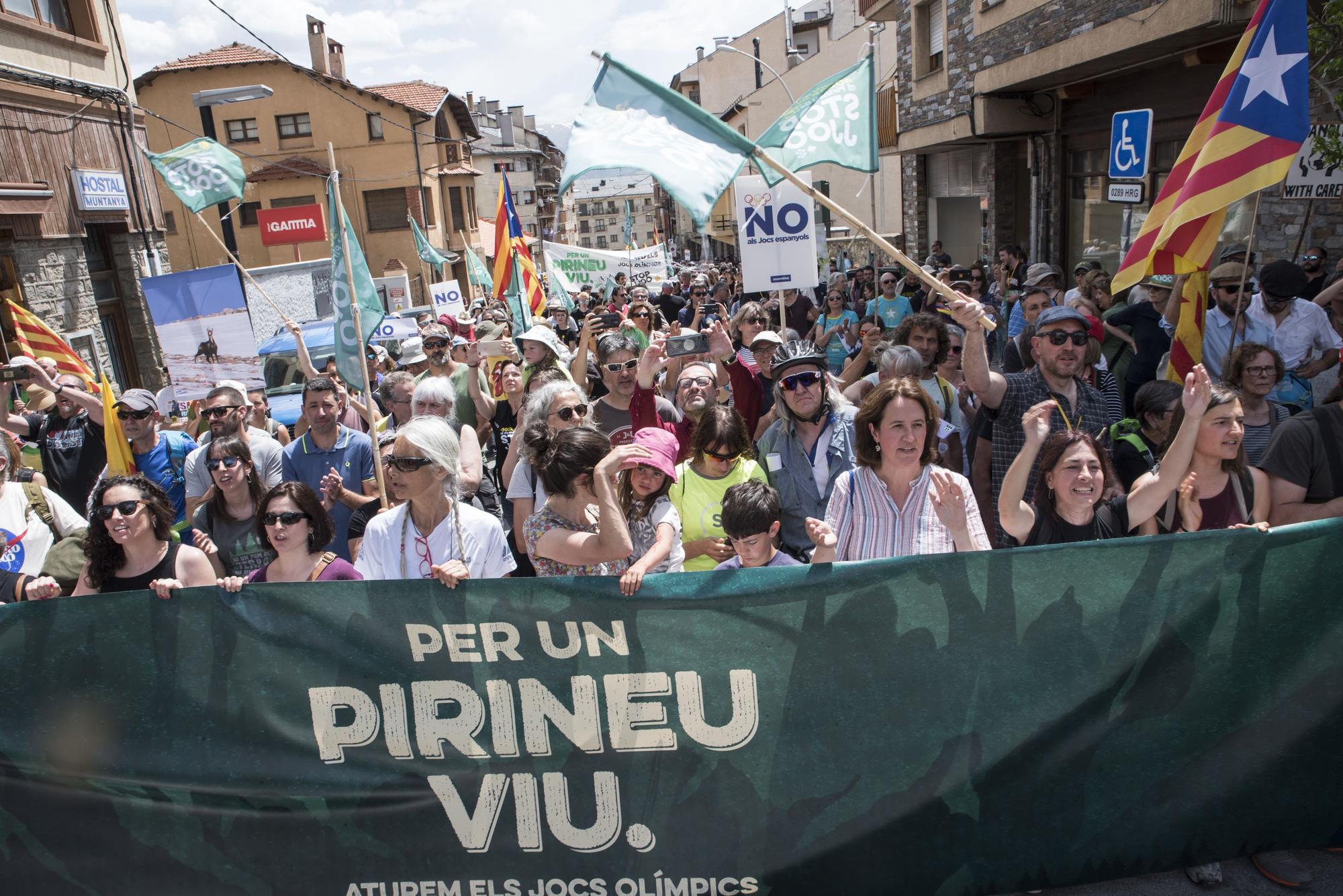 Protesta multitudinària a Puigcerdà en contra dels Jocs