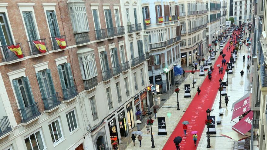 Imagen de la alfombra roja desplegada en la calle Larios con motivo del inicio del Festival