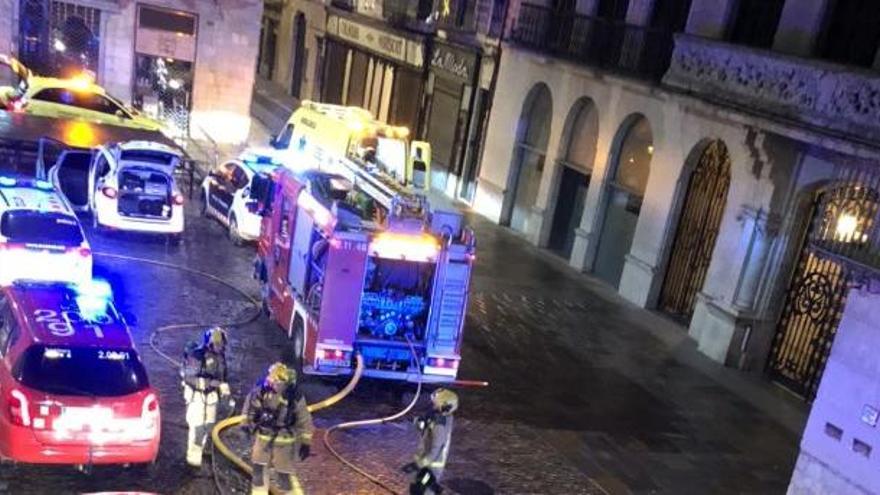 Imatge dels bombers a la zona de l&#039;incendi