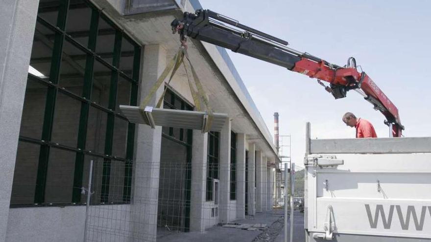 Obras en el exterior de una nave en el polígono de La Artística.