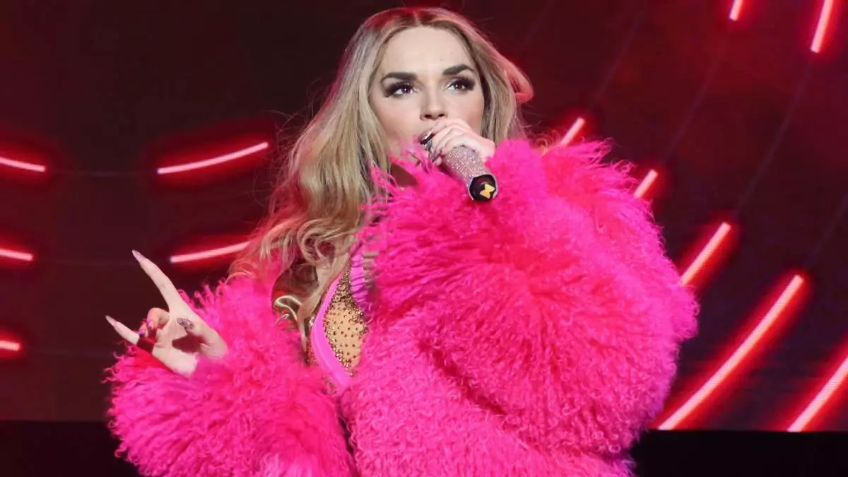 El extravagante 'look' de diva de Melody en su emocionante reaparición: fiel al body y abrigo XXL rosa