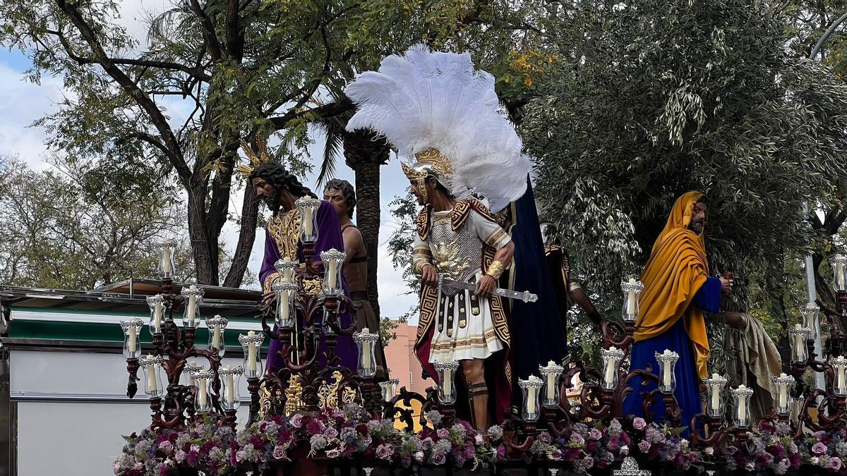 Nuestro Padre Jesús de Nazaret (Pino Montano) a su paso por la Plaza Diputado Ramón Rueda.