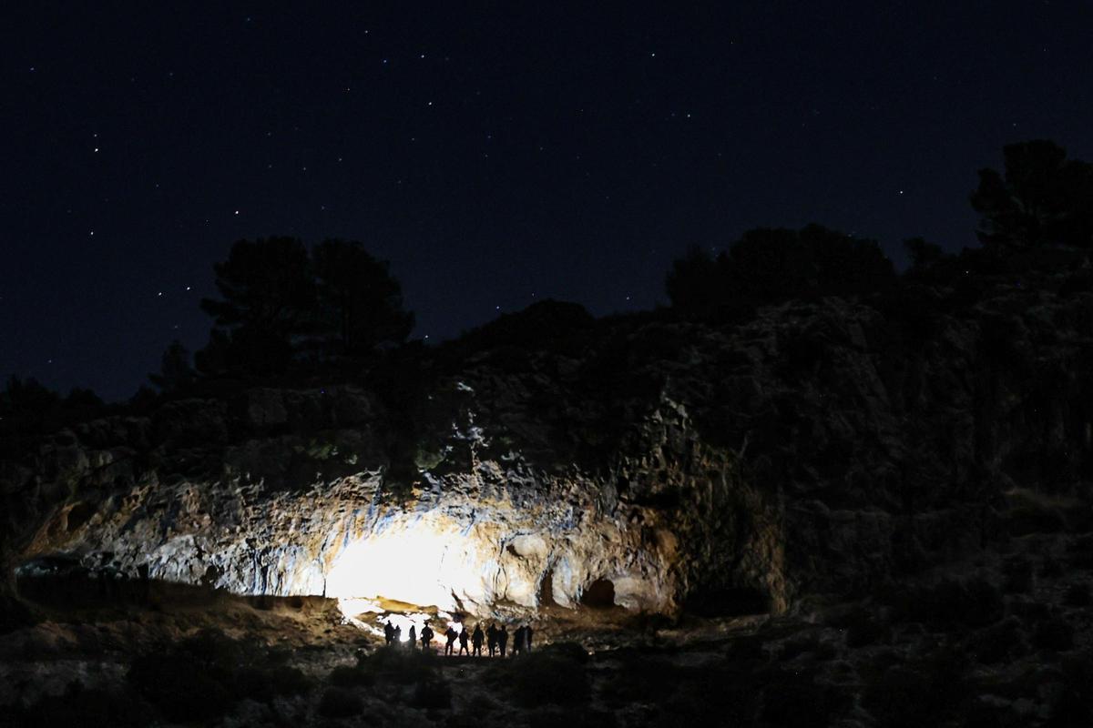 Imágenes de la visita nocturna a las pinturas rupestres de la Sarga