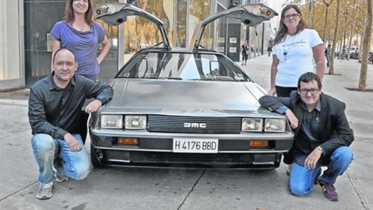 COCHE PROTAGONISTA. El DeLorean que se verá en L'Illa. A la izquierda, los padres de Jan. A la derecha, Andrés Torres, de L'Illa, y Lourdes Valls, de Make-A-Wish Spain.