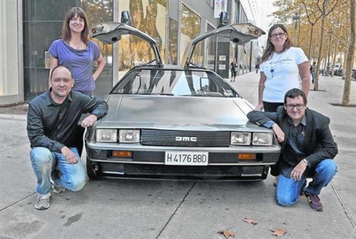 COTXE PROTAGONISTA.El DeLorean que es veurà a L’Illa. A l’esquerra, els paresdel Jan. A la dreta, Andrés Torres, de L’Illa, i Lourdes Valls, de Make-A-Wish Spain.