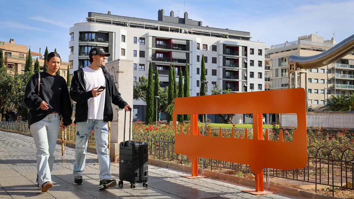 Escultura en homenaje a los autobuses facilitados por otras comunidades a Torrent tras la dana.