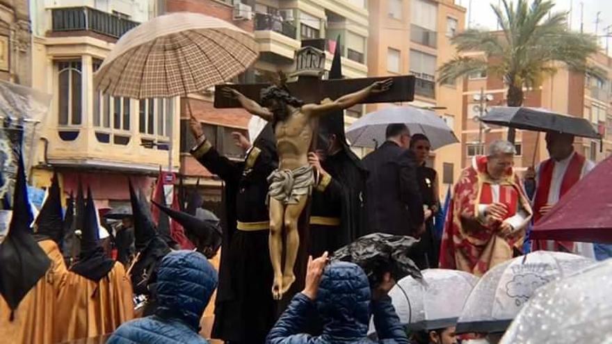 Acto del viernes en Torrent bajo la lluvia.