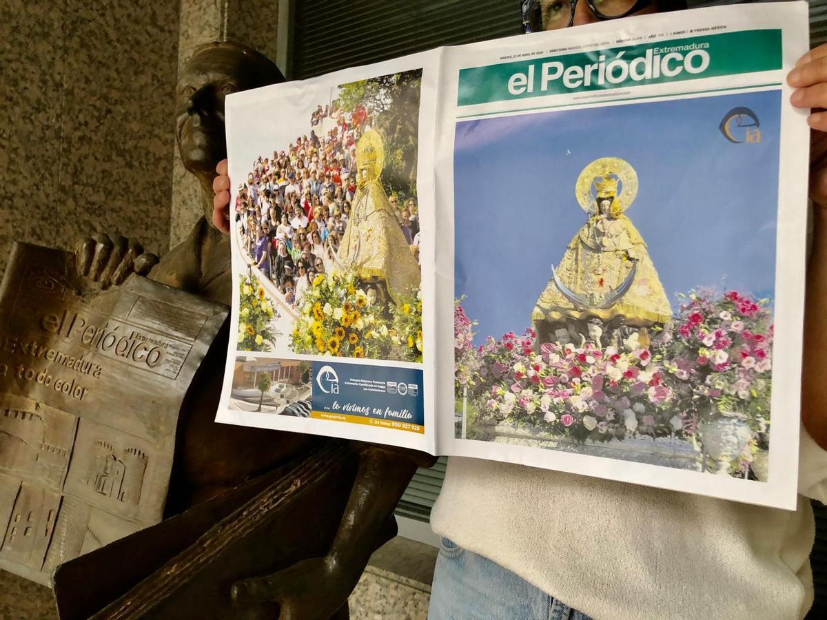 Una lectora sostiene la portada doble a todo color junto a la réplica de Leoncia, a las puertas de la sede central en Cáceres de El Periódico Extremadura.