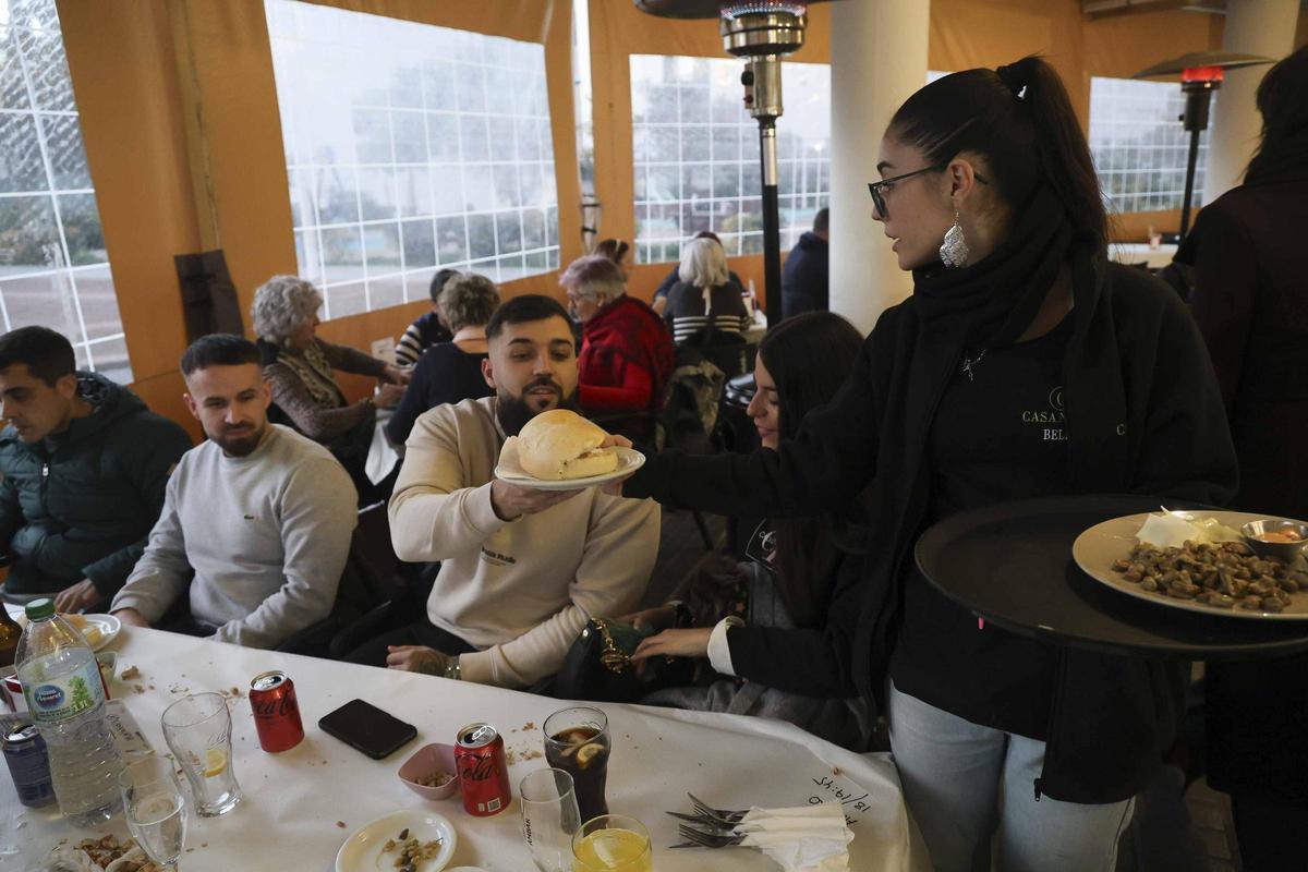 El tradicional Dijous de Berenar coge fuerza en el Port de Sagunt