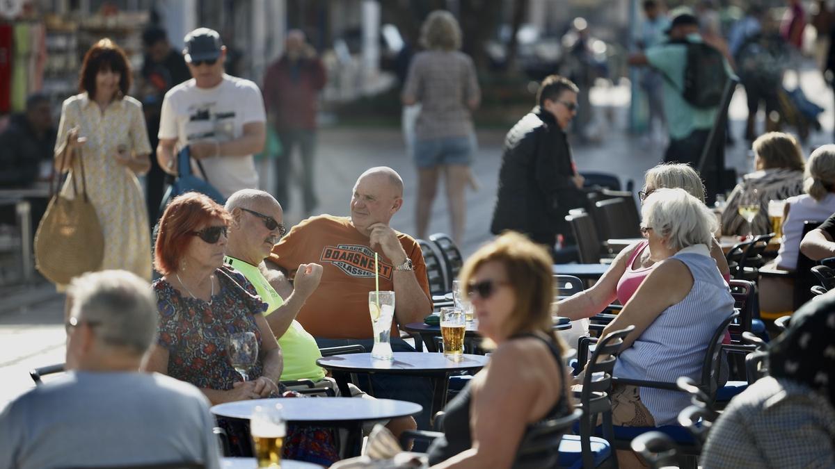 Turistas en una terraza de la Costa del Sol de Málaga.